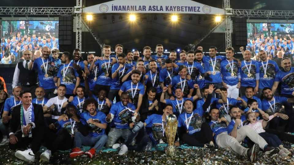 Süper Lig’e yükselen Çaykur Rizespor kupasını aldı
